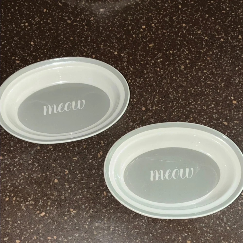 Grayish Green and White Cat Bowls with 'Meow' Design🐾🐾😻